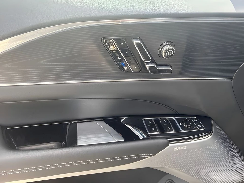 2024 Cadillac Lyriq - Image 17 of 25