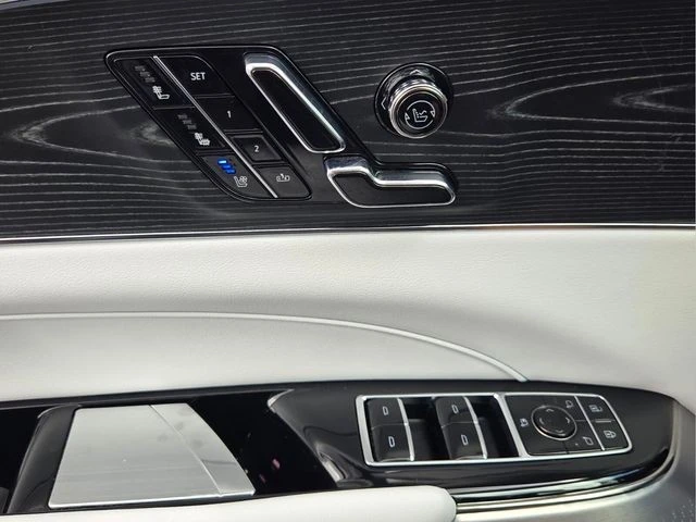 2024 Cadillac Lyriq - Image 25 of 31