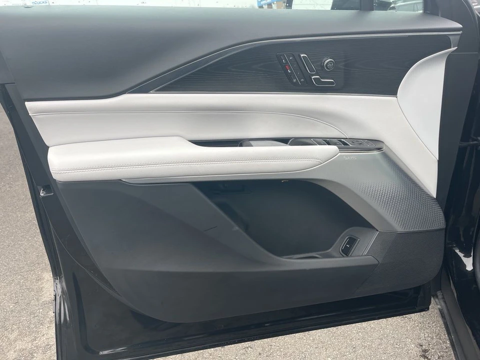 2024 Cadillac Lyriq - Image 9 of 12