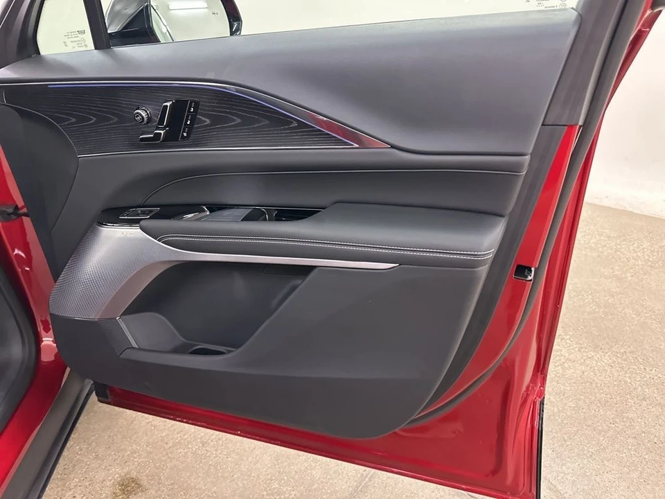 2024 Cadillac Lyriq - Image 17 of 21