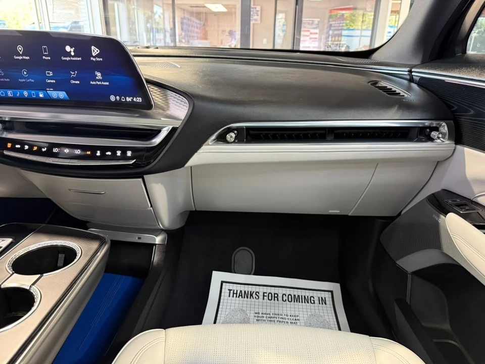 2024 Cadillac Lyriq - Image 25 of 31