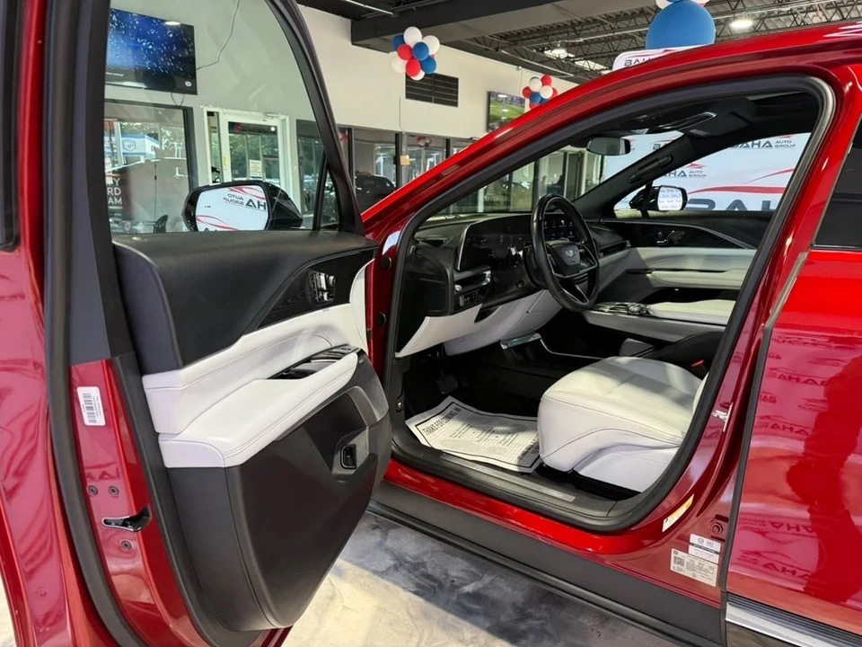 2024 Cadillac Lyriq - Image 31 of 31