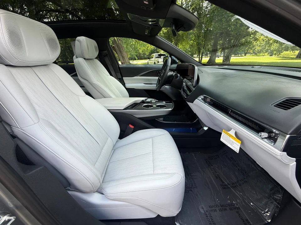 2024 Cadillac Lyriq - Image 18 of 21