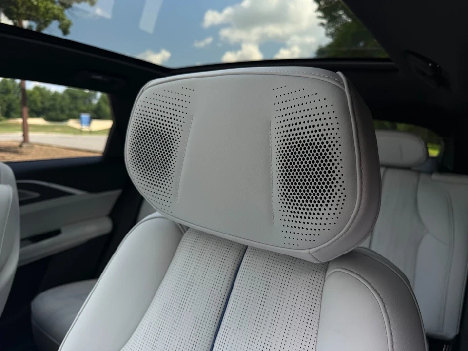 2024 Cadillac Lyriq - Image 12 of 12