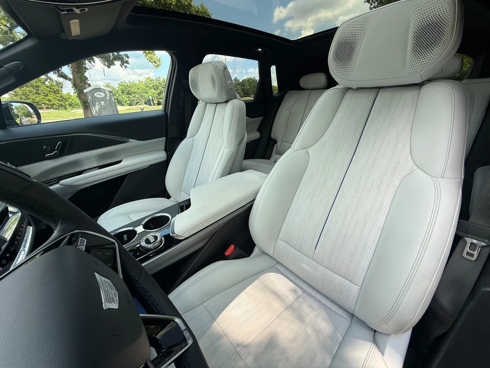2024 Cadillac Lyriq - Image 14 of 21