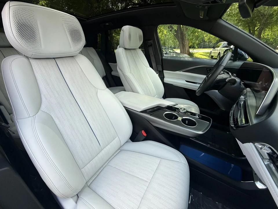 2024 Cadillac Lyriq - Image 19 of 21
