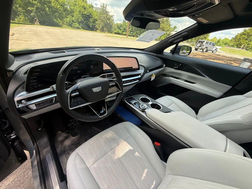 2024 Cadillac Lyriq - Image 15 of 21