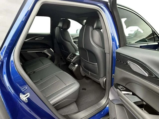 2024 Cadillac Lyriq - Image 19 of 21