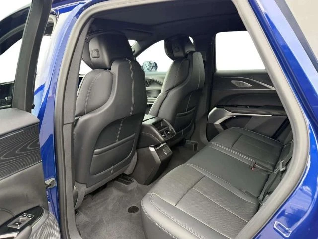 2024 Cadillac Lyriq - Image 13 of 21