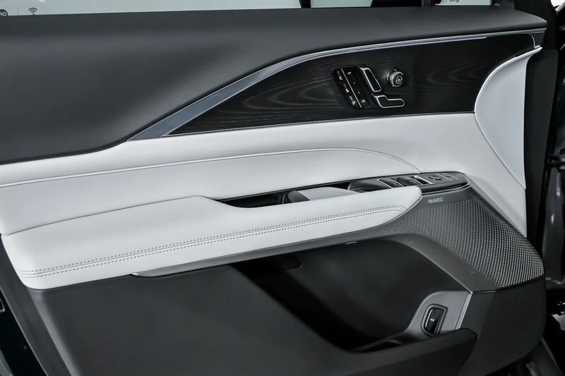 2024 Cadillac Lyriq - Image 18 of 21