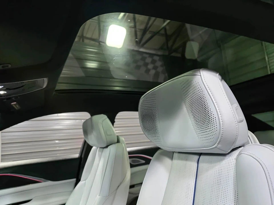 2024 Cadillac Lyriq - Image 17 of 21