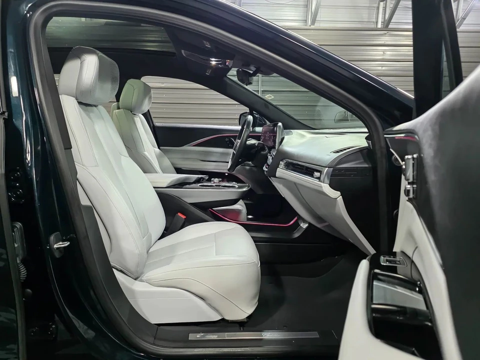 2024 Cadillac Lyriq - Image 14 of 21