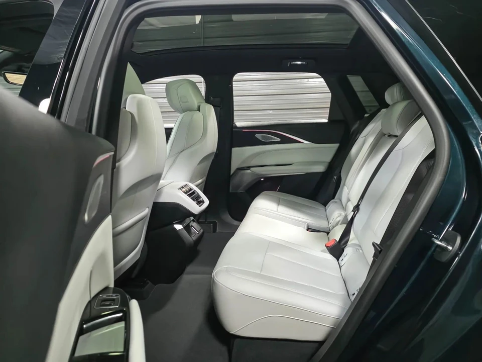 2024 Cadillac Lyriq - Image 15 of 21