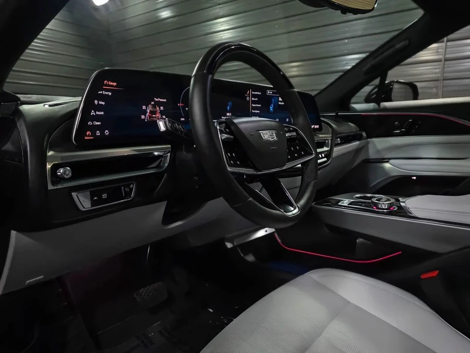 2024 Cadillac Lyriq - Image 10 of 21