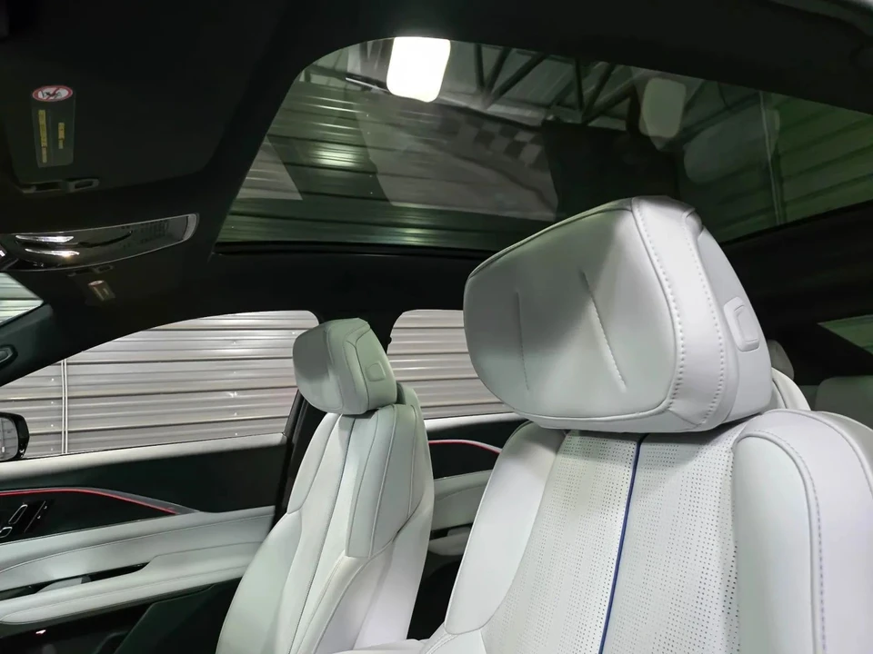 2024 Cadillac Lyriq - Image 17 of 21