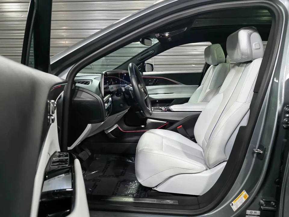 2024 Cadillac Lyriq - Image 13 of 21