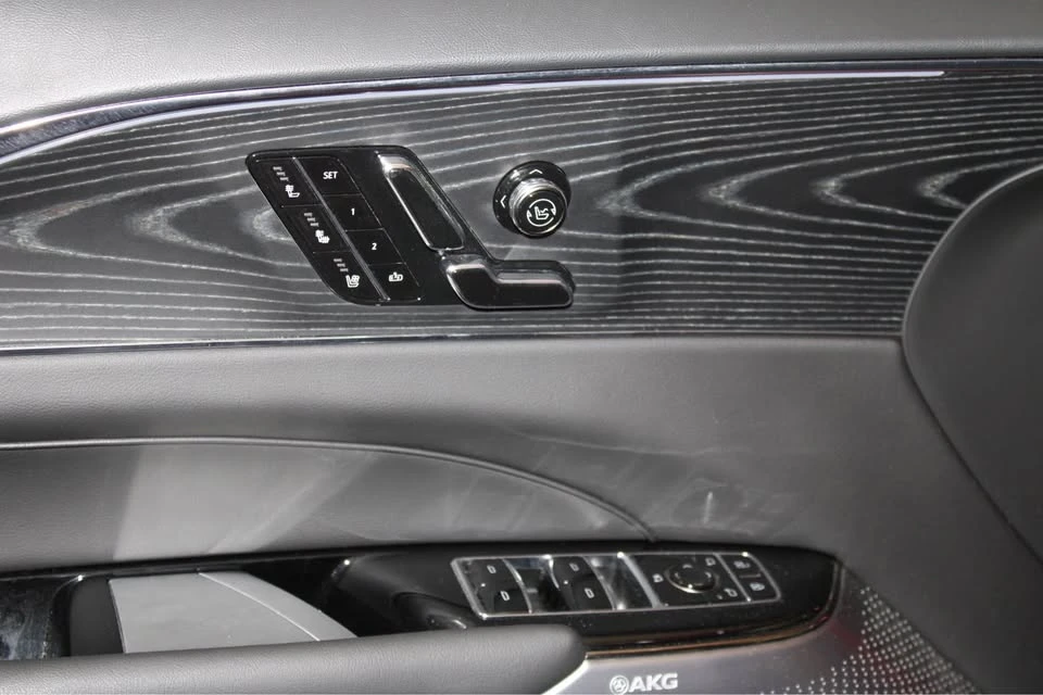 2024 Cadillac Lyriq - Image 17 of 19