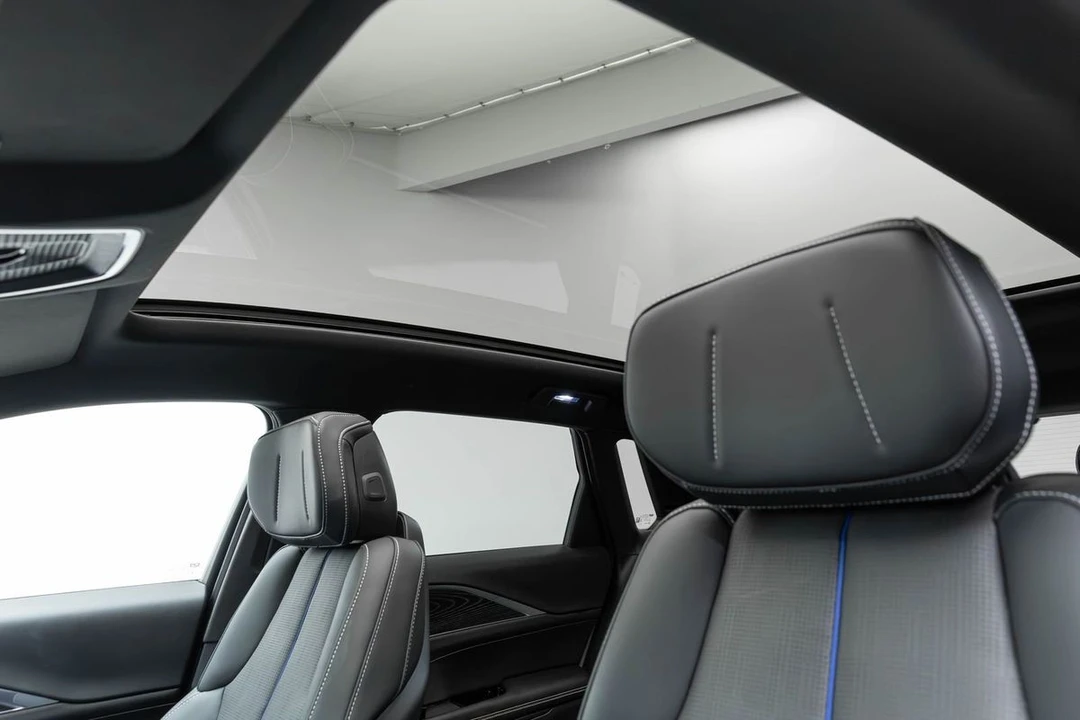 2024 Cadillac Lyriq - Image 18 of 31