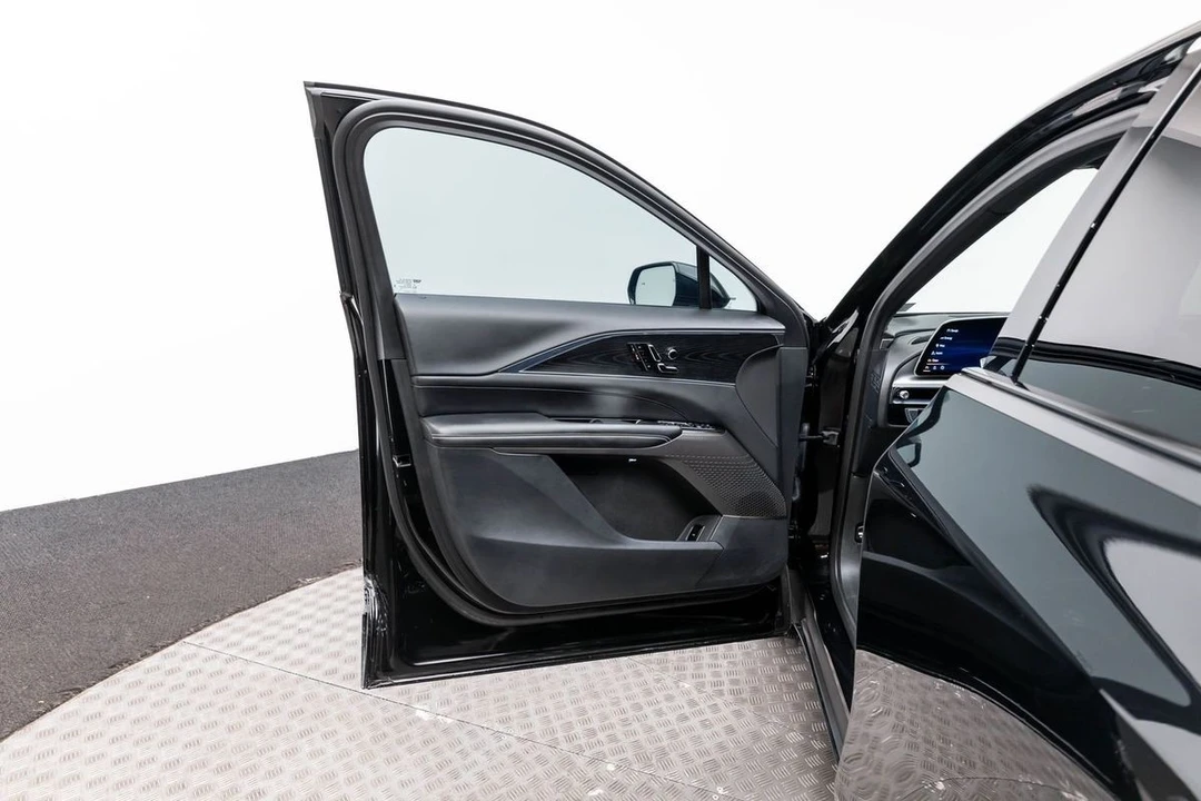 2024 Cadillac Lyriq - Image 10 of 12