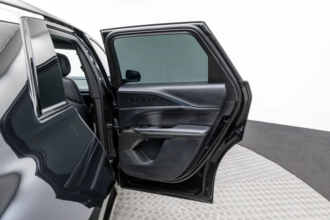 2024 Cadillac Lyriq - Image 13 of 21