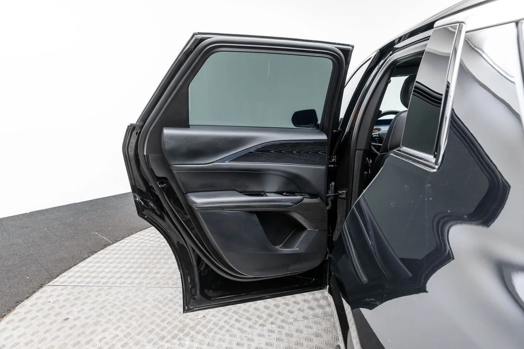 2024 Cadillac Lyriq - Image 12 of 21