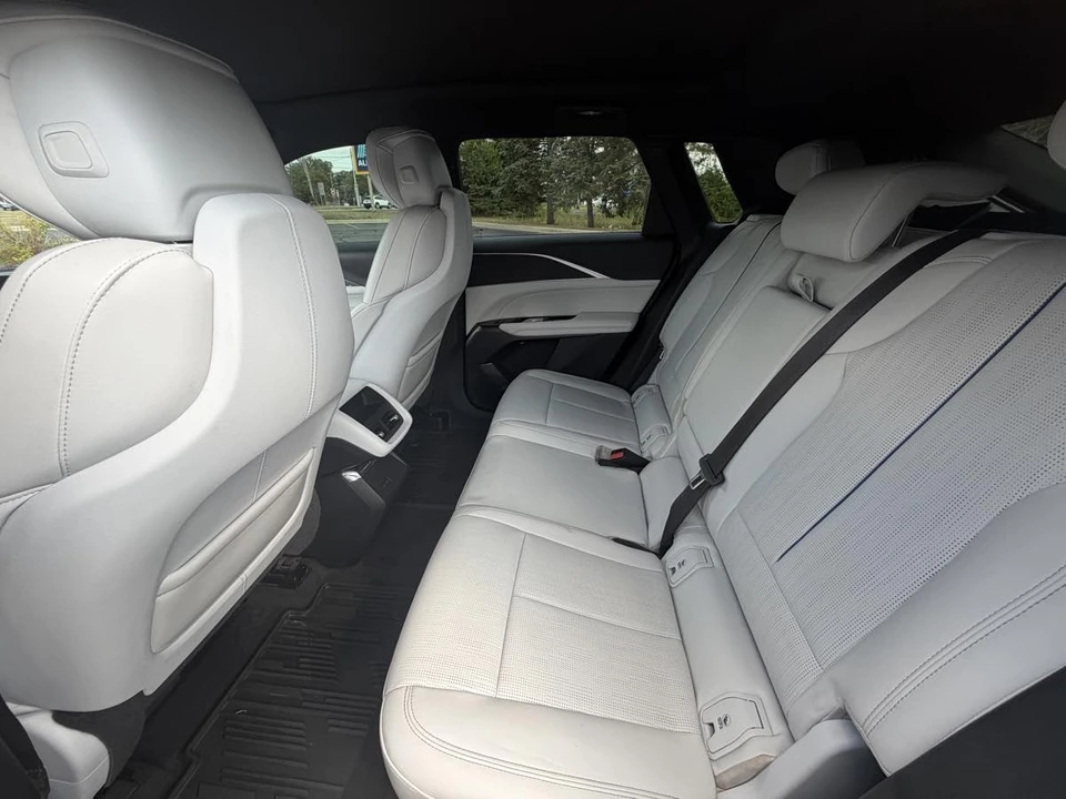 2024 Cadillac Lyriq - Image 13 of 24