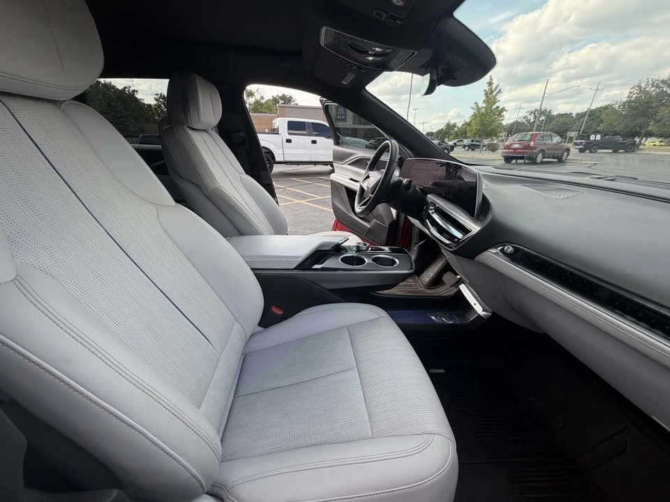 2024 Cadillac Lyriq - Image 15 of 24