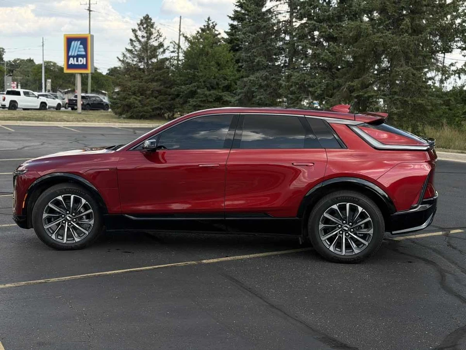 2024 Cadillac Lyriq - Image 9 of 24