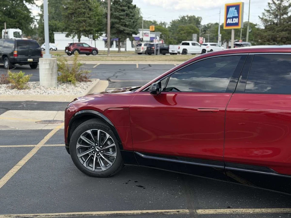 2024 Cadillac Lyriq - Image 10 of 24