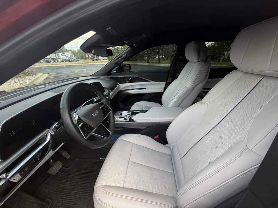 2024 Cadillac Lyriq - Image 12 of 24
