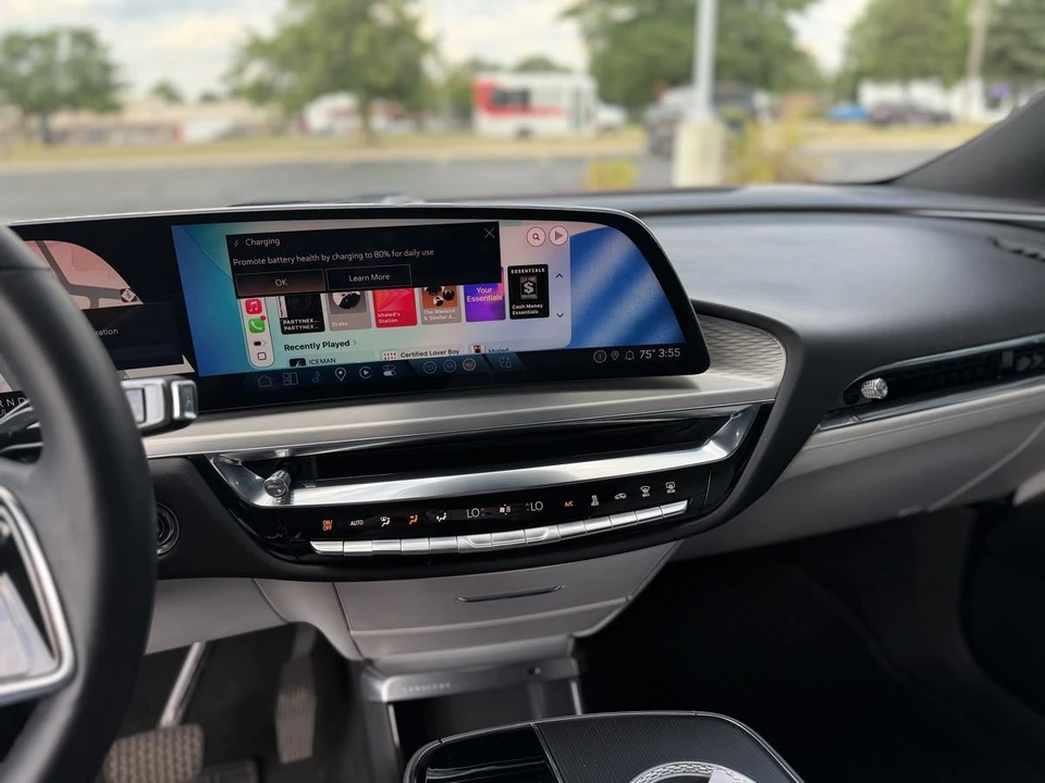 2024 Cadillac Lyriq - Image 21 of 24