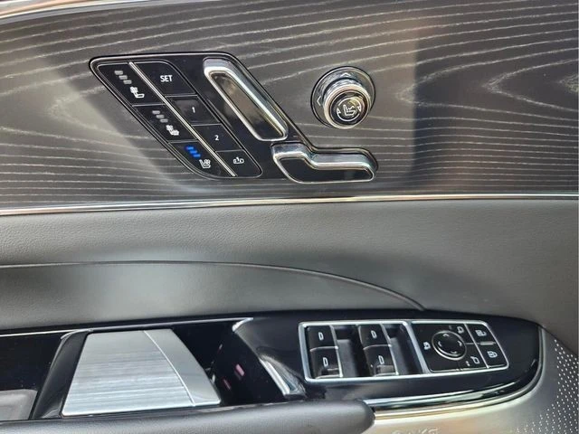 2024 Cadillac Lyriq - Image 25 of 31