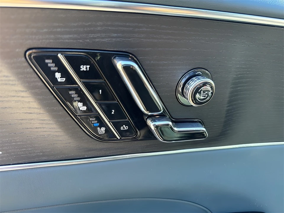 2024 Cadillac Lyriq - Image 10 of 12