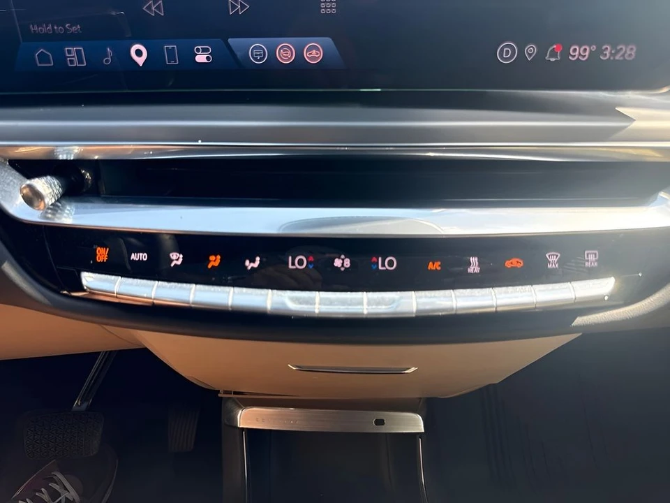 2024 Cadillac Lyriq - Image 15 of 29