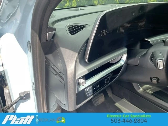 2024 Cadillac Lyriq - Image 26 of 31