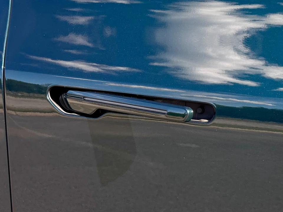 2024 Cadillac Lyriq - Image 11 of 12