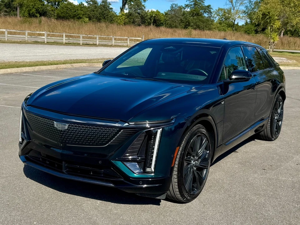 2024 Cadillac Lyriq - Image 2 of 12