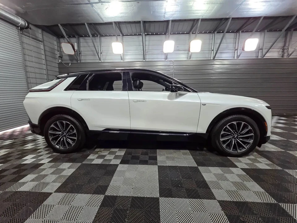 2024 Cadillac Lyriq - Image 9 of 12