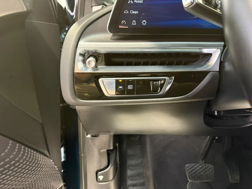2024 Cadillac Lyriq - Image 25 of 31