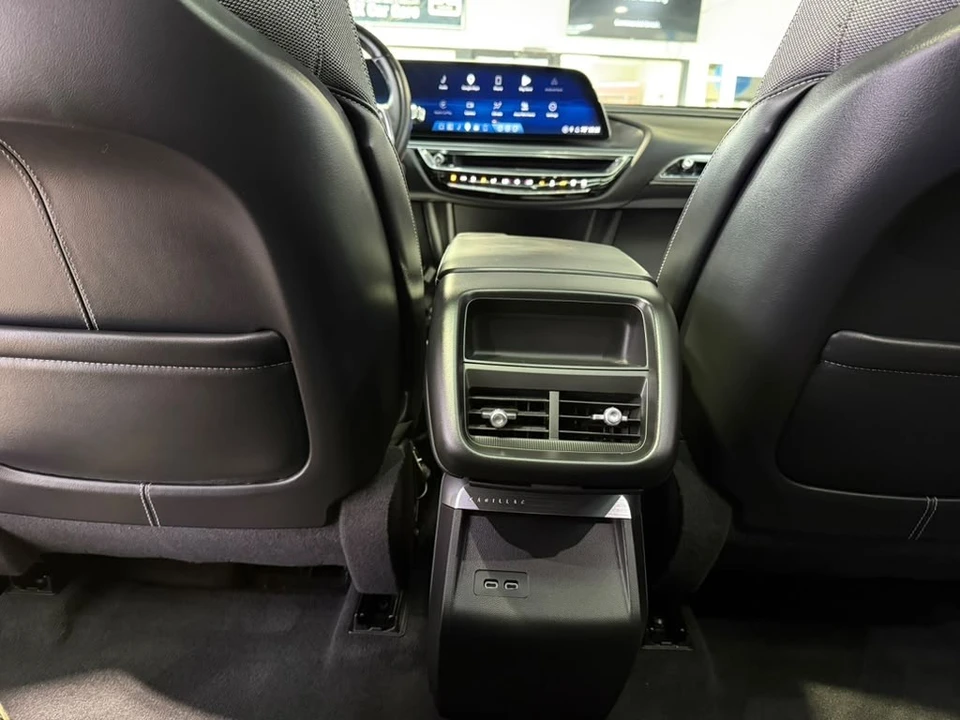 2024 Cadillac Lyriq - Image 26 of 31