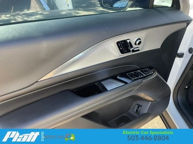 2024 Cadillac Lyriq - Image 21 of 31