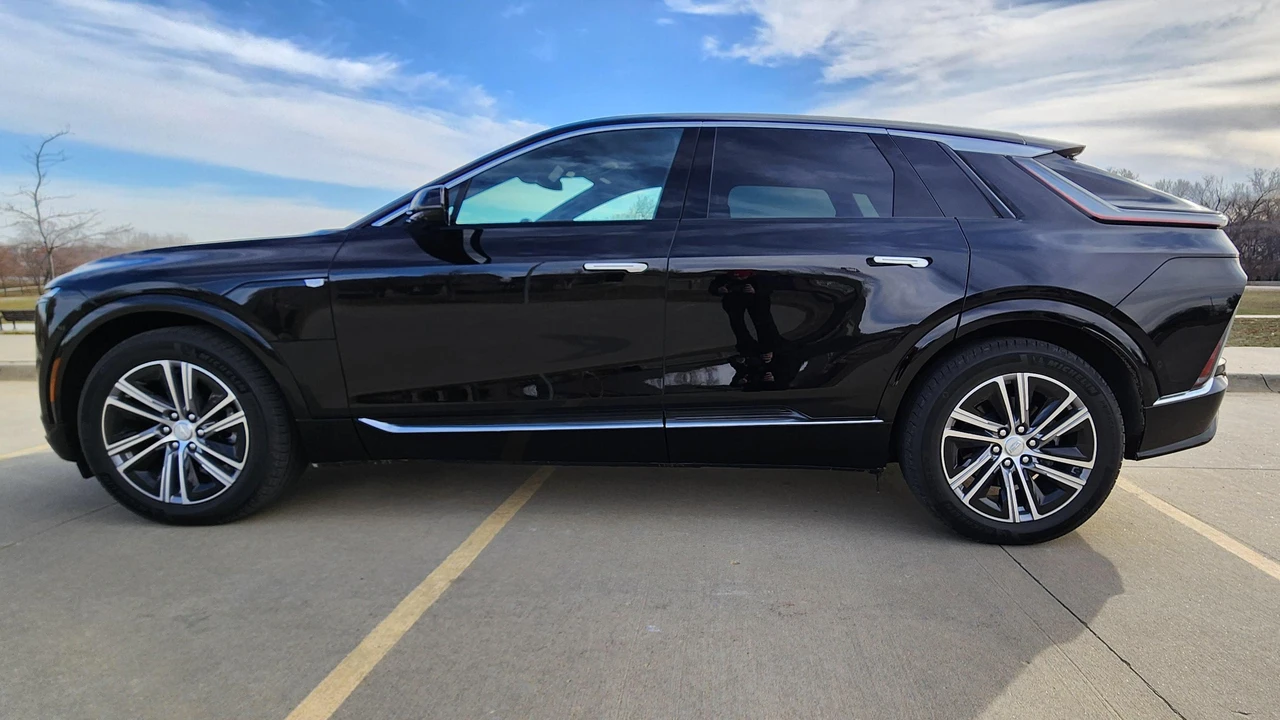 2024 Cadillac Lyriq - Image 7 of 31