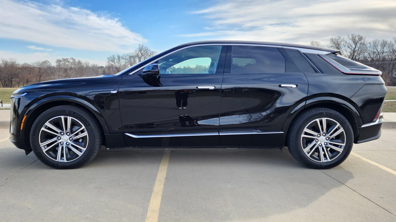 2024 Cadillac Lyriq - Image 9 of 31