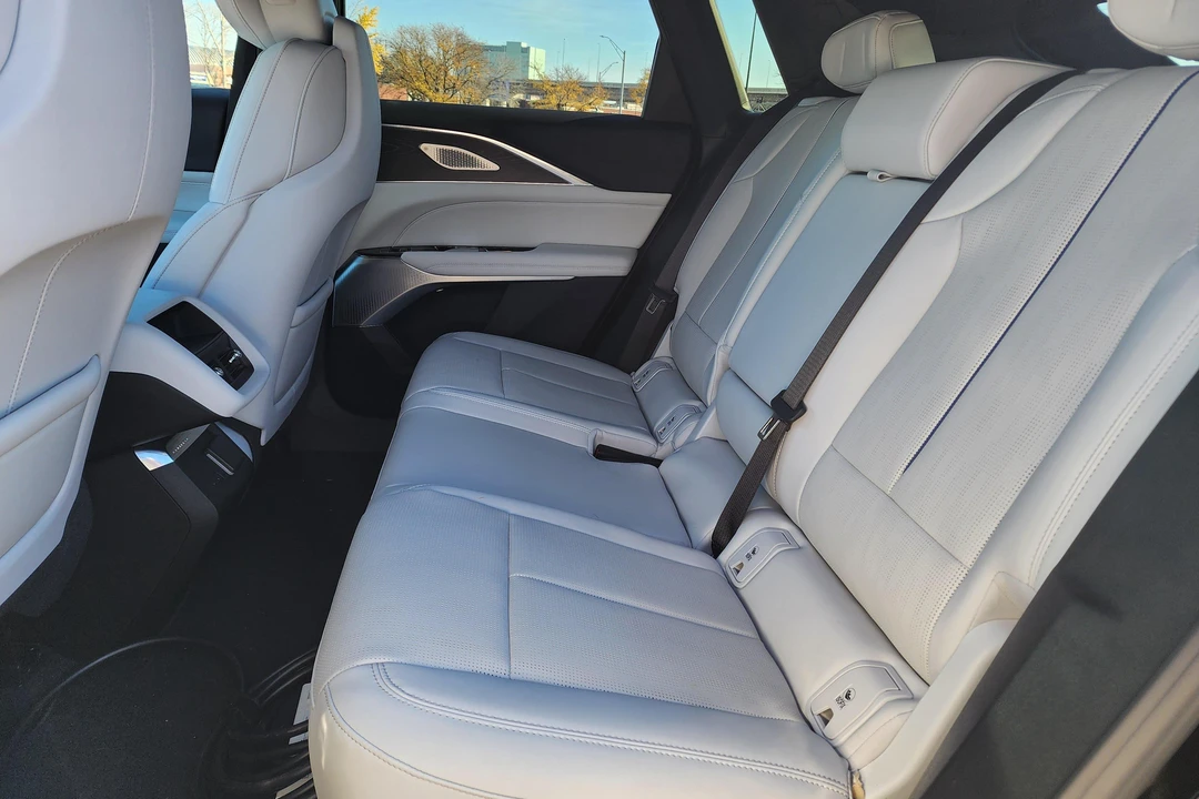 2024 Cadillac Lyriq - Image 28 of 31