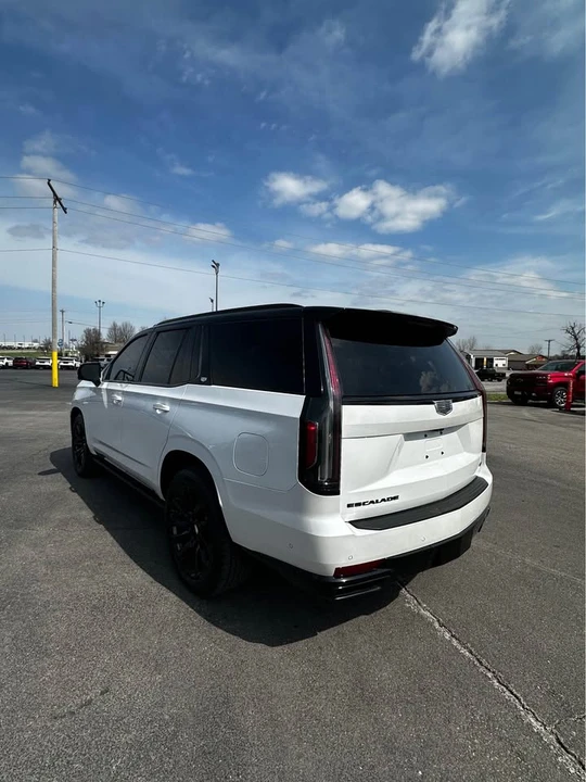 2024 Cadillac Escalade 5th Gen - Image 15 of 18