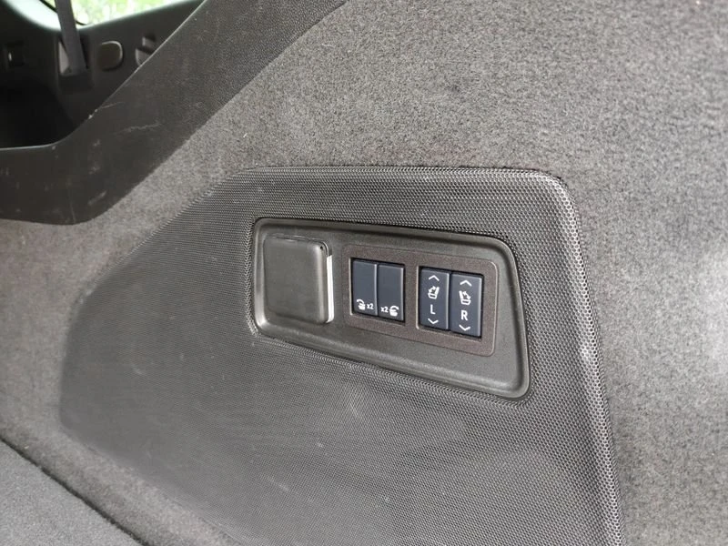 2024 Cadillac Escalade 5th Gen - Image 13 of 18