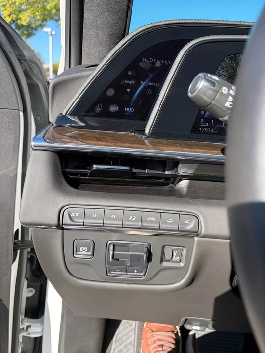 2024 Cadillac Escalade 5th Gen - Image 9 of 13