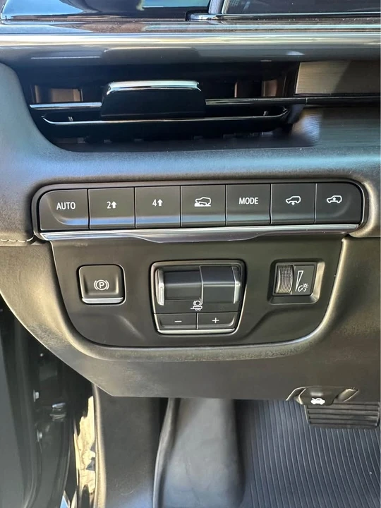 2024 Cadillac Escalade 5th Gen - Image 12 of 18