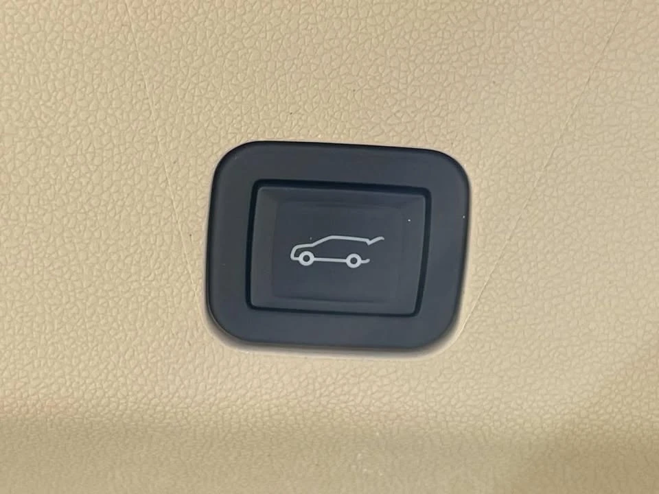2024 Cadillac Escalade 5th Gen - Image 13 of 20