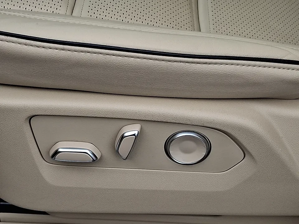 2024 Cadillac Escalade 5th Gen - Image 15 of 18